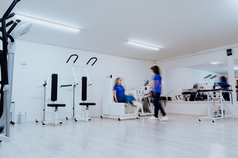 Heller Trainingsraum mit Geräten