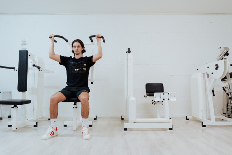 Training an der Schulterpresse im Gerätebereich