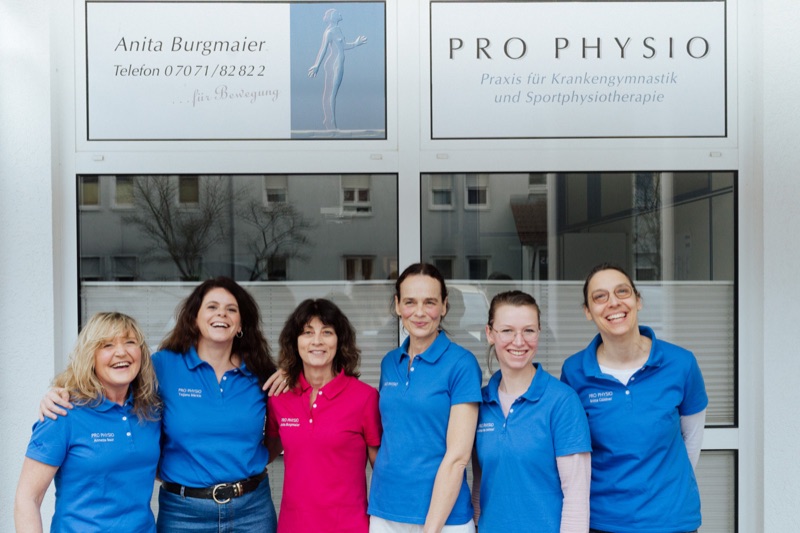 Das Team von Pro Physio vor dem Praxisschild am Stäudach