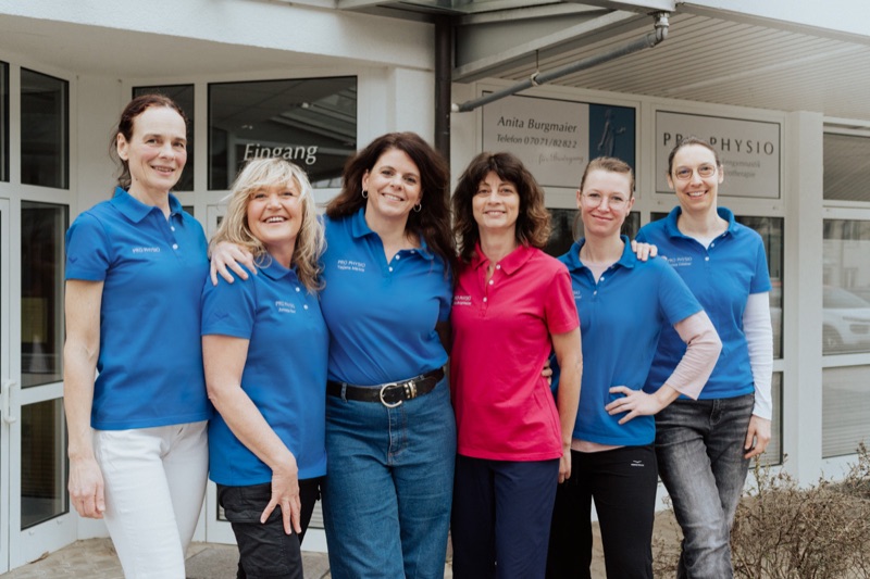 Das Team von Pro Physio vor dem Eingang der Praxis